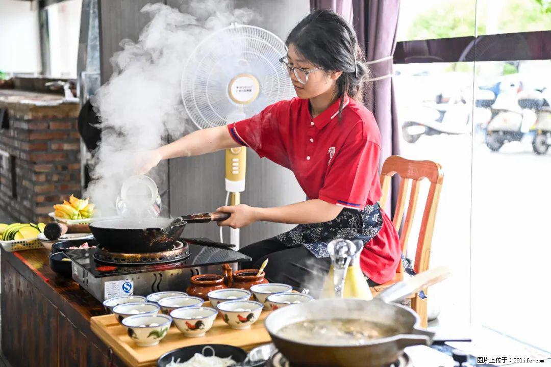 全网追的“扁担女孩”，找了一份暑假工，时薪12元 - 七台河生活资讯 - 七台河28生活网 qth.28life.net